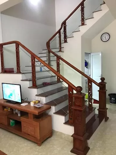 Cầu thang kính chân gỗ CNC